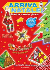 Arriva Natale! Stacca, crea e gioca. Con adesivi. Ediz. a colori libro