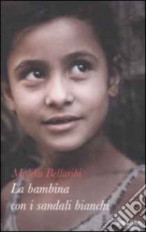 La Bambina con i sandali bianchi libro di Bellaribi Malika