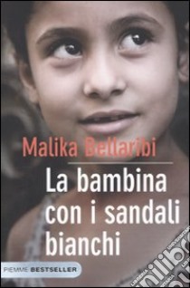 La Bambina con i sandali bianchi libro di Bellaribi Malika