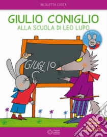 Giulio Coniglio alla scuola di Leo lupo. Con adesivi. Ediz. a colori libro di Costa Nicoletta