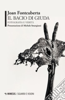 Il bacio di Giuda. Fotografia e verità libro di Fontcuberta Joan