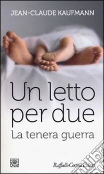 Un letto per due. La tenera guerra libro di Kaufmann Jean-Claude