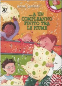 A un compleanno finito tra le piume. Ediz. illustrata libro di Sarfatti Anna