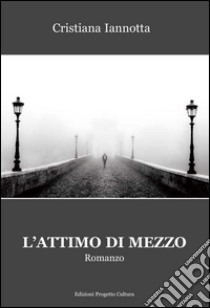 L'attimo di mezzo libro di Iannotta Cristiana