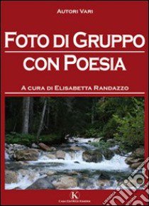 Foto di gruppo con poesia libro