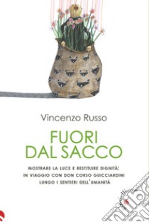 Fuori dal sacco. Mostrare la luce e restituire dignità: in viaggio con don Corso Guicciardini lungo i sentieri dell'umanità libro di Russo Vincenzo