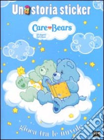 Una storia sticker. Gioca tra le nuvole. Care Bears. Gli orsetti del cuore. Con adesivi. Ediz. illustrata libro