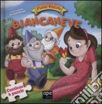 Biancaneve. Fiabe puzzle libro di Piccini Rossella