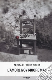 L'amore non muore mai libro di Petraglia Martin Carmina