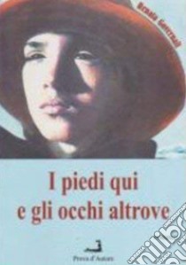 I piedi qui e gli occhi altrove libro di Governali Renata