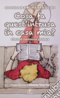 Cosa fa quest'intrusa in casa mia? Diario di resistenza gattesca libro di Cremaschi Barbara