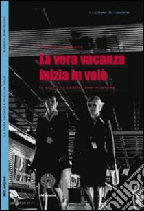 La vera vacanza comincia in volo. Il bello di essere una hostess libro di Ambrosini Serena