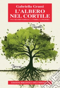 L'albero nel cortile. Una grande famiglia, la terra, la pianura libro di Grassi Gabriella