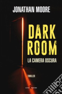 Dark room. La camera oscura libro di Moore Jonathan