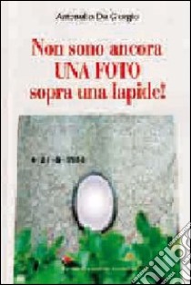 Non sono ancora una foto sopra una lapide libro di De Giorgio Antonello