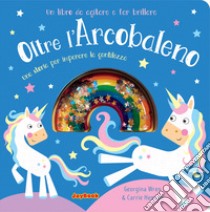 Oltre l'arcobaleno. Una storia per imparare la gentilezza. Un libro da agitare e far brillare. I luccichini libro di Wren Georgina; Hennon Carrie