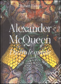 Alexander McQueen. Dietro le quinte. Ediz. a colori libro di Fairer Robert