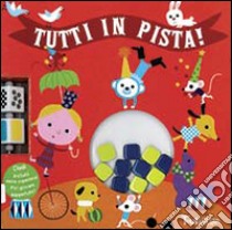 Tutti in pista. Ediz. illustrata libro