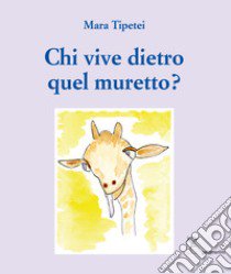 Chi vive dietro quel muretto? Ediz. italiana e inglese libro di Tipetei Mara