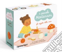 Gli oggetti della casa. I piccoli Montessori. Ediz. a colori. Con 5 carte ambienti. Con 35 carte oggetti libro di Charneau Adeline