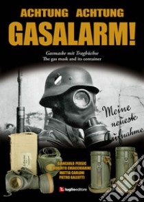 Achtung Achtung Gasalarm! The gas mask and its container libro di Persic Giancarlo; Chiacchiarini Roberto; Carloni Mattia