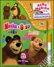 Un dolce pasticcio! Masha e Orso. Ediz. illustrata. Con gadget libro di Carati Elisa