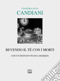 Bevendo il tè con i morti libro di Candiani Chandra Livia
