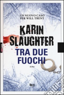 Tra due fuochi libro di Slaughter Karin