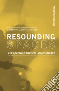 Resounding spaces. Approaching musical atmospheres libro di Scassillo Federica