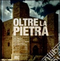 Oltre la pietra. La Puglia nelle fotografie di Oliviero Barbieri, Gabriele Basilico, Gianni Berengo Gardin, Luca Campigotto, Ferdinando Scianna. Ediz. bilingue libro di Gelao C. (cur.)