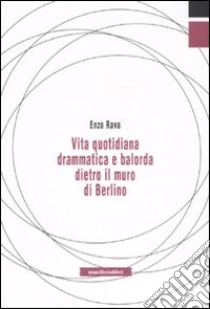 Vita quotidiana drammatica e balorda dietro l'ex muro di Berlino libro di Rava Enzo