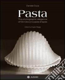 Pasta. The photographic elegance of De Cecco's pasta shapes. Ediz. italiana e inglese libro di Duca Daniele; Maggi A. (cur.)