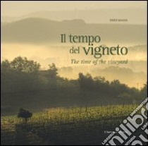 Il tempo del vigneto. Ediz. italiana e inglese libro di Massa Enzo