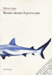 Mentre dorme il pescecane libro di Agus Milena