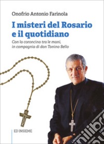 I misteri del rosario e il quotidiano. Con la coroncina tra le mani, in compagnia di don Tonino Bello. Con rosario libro di Farinola Onofrio Antonio