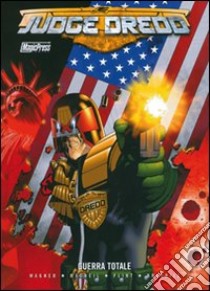 Guerra totale. Judge Dredd libro di Wagner John