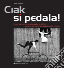 Ciak si pedala. Il giro del mondo in bicicletta in 80 film. Ediz. italiana e inglese libro di Costanzia Valerio