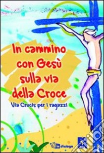 In cammino con Gesù sulla via della croce. Via crucis per i ragazzi libro di Fondazione oratori milanesi (cur.)