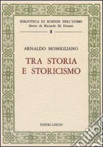 Tra storia e storicismo libro di Momigliano Arnaldo