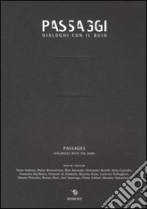 Passaggi. Dialoghi con il buio. Ediz. italiana e inglese libro di Valentinotti M. (cur.); De Zambotti A. (cur.); Bonaventura W. (cur.)