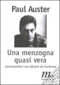 Una menzogna quasi vera. Conversazioni con Gérard de Cortanze libro di Auster Paul - Cortanze Gérard de