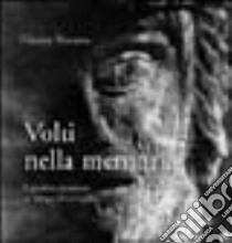 Volti nella memoria. 24 fotografie e un testo critico libro di Navarra Vincent