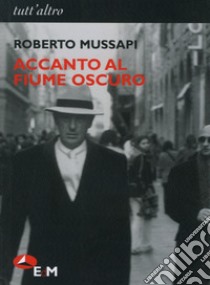 Accanto al fiume oscuro libro di Mussapi Roberto