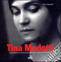 Tina Modotti. Sulla fotografia sovversiva. Dalla poetica della rivolta all'etica dell'utopia. Ediz. illustrata libro di Bertelli Pino