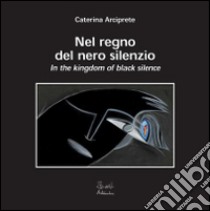 Nel regno del nero silenzio. Testo inglese a fronte. Ediz. illustrata. Con CD Audio libro di Arciprete Caterina