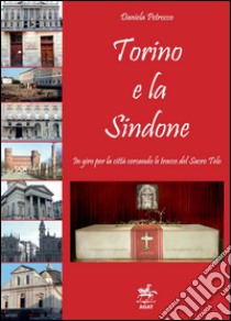 Torino e la Sindone. In giro per la città cercando le tracce del sacro telo. Ediz. italiana e inglese libro di Petrocco Daniela