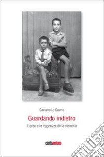 Guardando indietro. Il peso e la leggerezza della memoria libro di Lo Cascio Gaetano