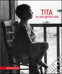 Tita. Su una gamba sola libro di Gioia Patrizia