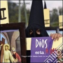 Dios esta a qui. Viaggio nella Semana Santa in Antigua Guatemala libro di Papasodaro Dario