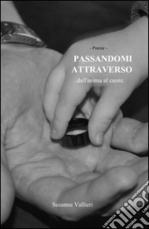 Passandomi attraverso libro di Vallieri Susanna